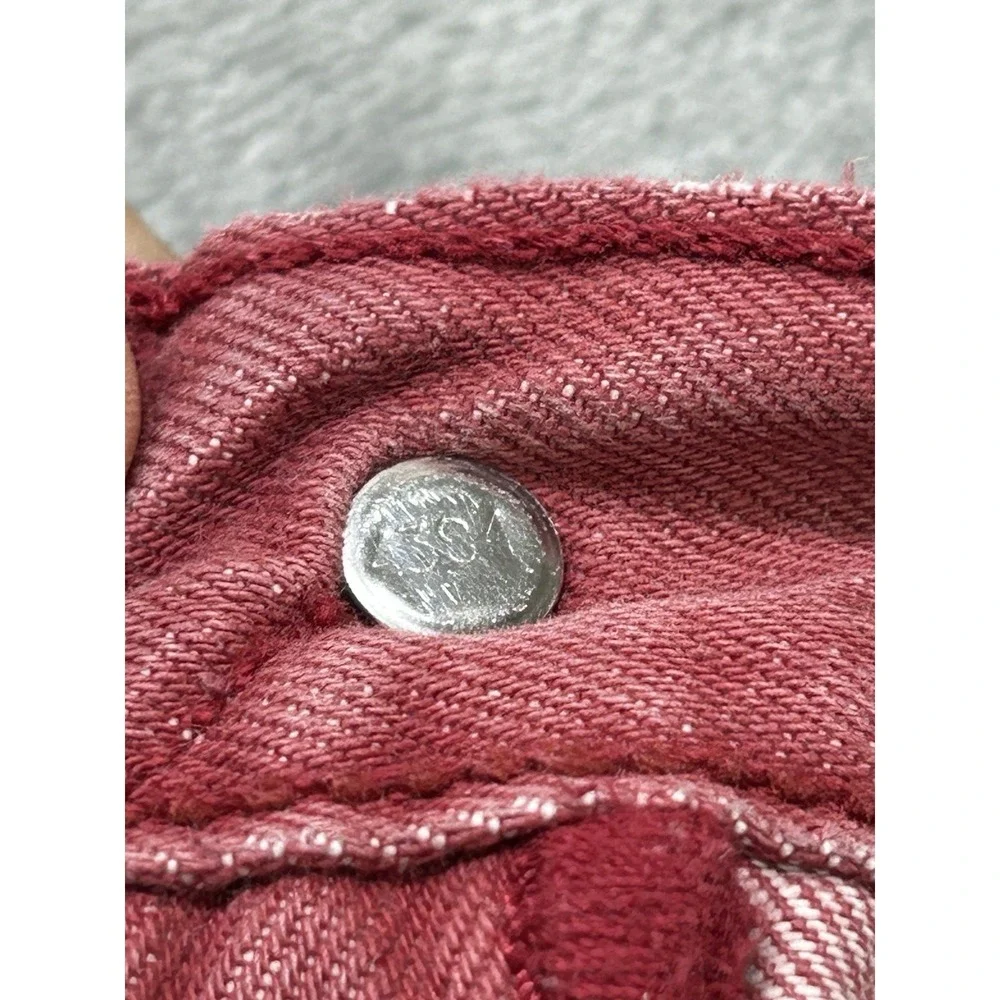 Levis gently pre
